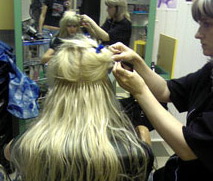 Один из этапов американского наращивания волос