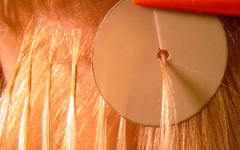 Прядь волос пропускают через защитное пластиковое кольцо