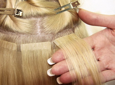 Один из этапов полимерного наращивания волос